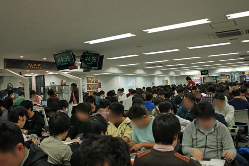 金曜夜や週末には300席が埋まる高田馬場の「晴れる屋トーナメントセンター」