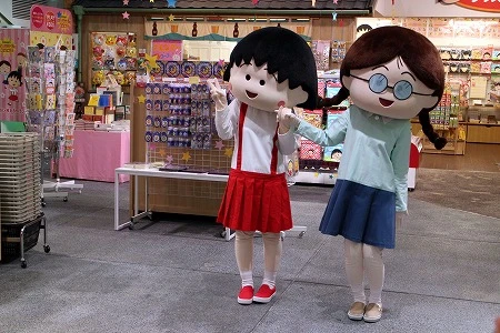 団体客には必ず気ぐるみがお出迎え。それがインバウンド消費を生む秘訣なのか?