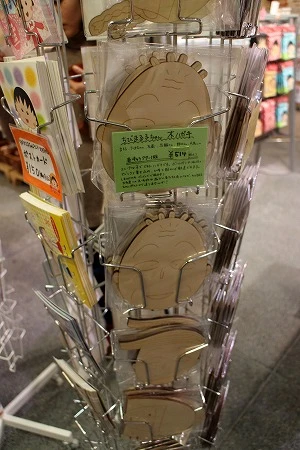 中国人観光客に人気だというハガキ。お土産店では限定のイラストパッケージのグッズが多数揃っている