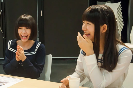 お互いの言葉や表情に笑うふたり