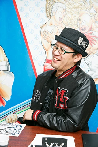 『ＭＨＸ』プロデューサーの小嶋さん。帽子には悪魔将軍が！