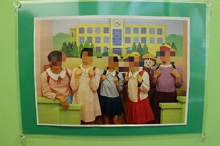 これも女装子? まる子ワールドのキャラになりきって楽しげなアジア人観光客の写真が館内に