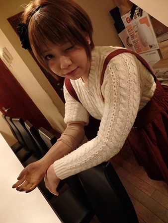 装飾義手の琴音さん（写真提供／ｓｇｕｔｓ氏）