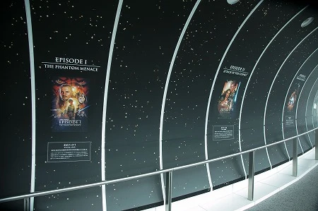 壁にはエピソード１～６までのストーリーパネルを展示