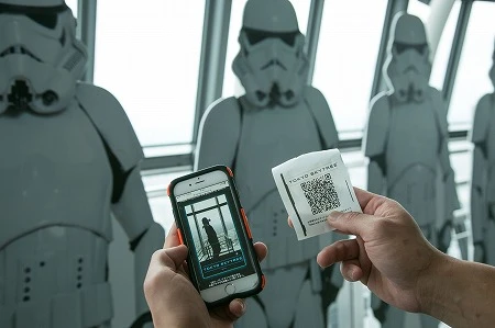 フォトサービスで渡されたＱＲコードを読むと写真を入手できる