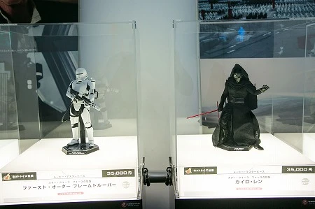 未発売分も含めて、様々なキャラクターのフィギアが展示されている