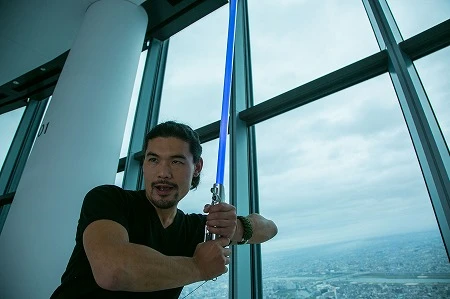 地上450メートルのスカイツリー、背中に広がる背景は“クラウドシティ”を彷彿!?でスター・ウォーズ体験!