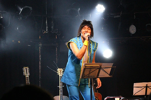 ８３年の『ＳＵＰＥＲ　ＬＩＶＥ　ＩＮ西武球場』のライブで長渕が着ていた衣装をオーダーメイドしたＴａｋｕｙａ　Ｎａｇａｂｕｃｈｉ。いや～、当時こんな衣装を着てたとは……！