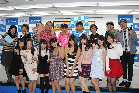 イベントにはアイドルたちも参戦! 前列右から野田彩加、片岡沙耶、船岡咲、鈴木ふみ奈、柳瀬早紀、永井里菜、寺田安裕香、青山ひかる(戸田れい、橘花凛は途中から)