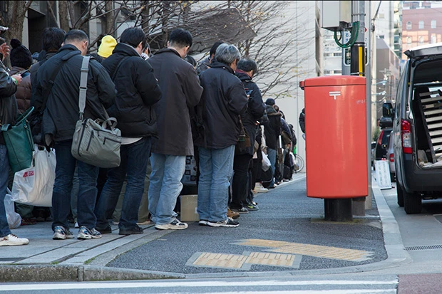  会場となったビルにはたくさんの参加者がつめかけ、外に長蛇の列ができていた