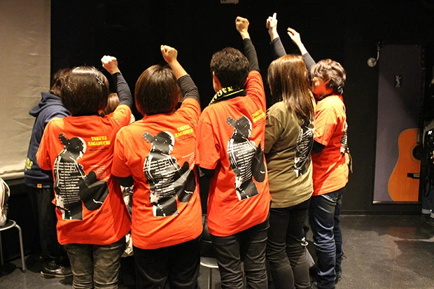 オリジナルのTシャツを着てライブで盛り上がるマダムたち。山梨県や奈良県など遠方から訪れるファンも多い。「元々、剛ファンだったけど今ではTakuya君の大ファンですよ」とは静岡県からライブ参戦した41歳の女性。