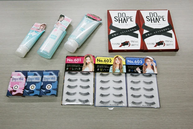 みちょぱがプロデュースしたグッズ。化粧水などからカラコン、つけま、骨盤ショーツまで多岐にわたる