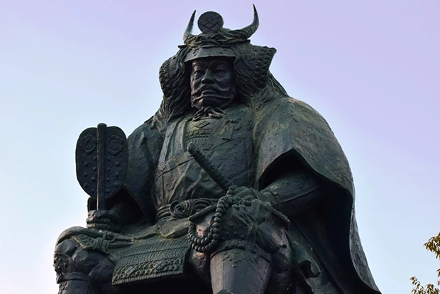 甲府駅の武田信玄像。真田氏は、信繁の祖父・真田幸綱の代から武田氏に仕えた。信繁の父・昌幸は武田信玄から信頼が厚く、『我が両眼のごとき者』と言われるほどだった。