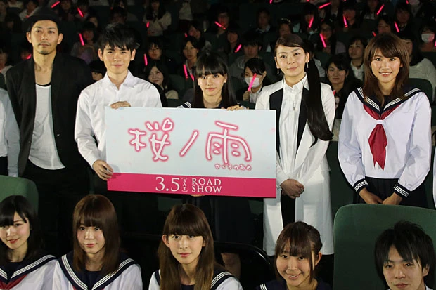 学生服姿で登場した出演者たち