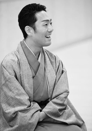  やんちゃ坊主が、気がつけば父になり、背中で子供を引っ張る立場に。いつか見た光景がまた繰り返されている