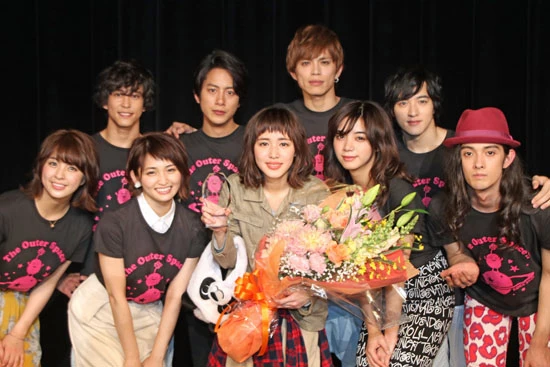 柳、岡本や池田など事務所の先輩に囲まれる原