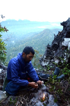 タイ奥地、ジャングルの渓谷を20日以上さまよい続け、たどり着いた岩峰。目的の場所は地平線にそびえる岩山の奥にある(『外道クライマー』より)