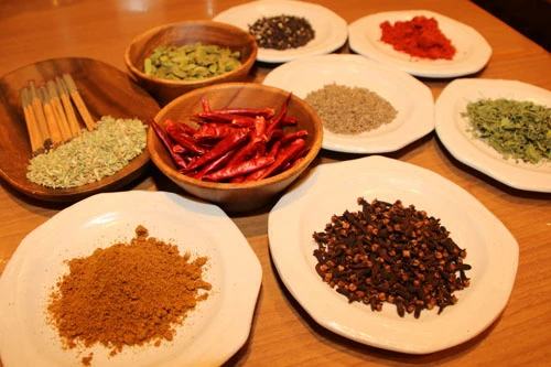 ガラムマサラやクローブなど１０種以上のスパイスが、スープと調和するため、“スパイスそば”と命名