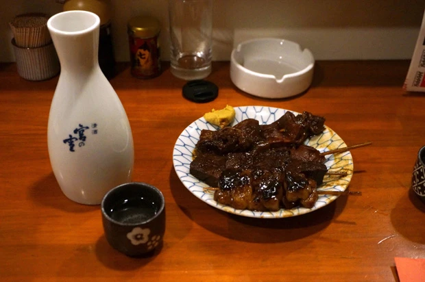 串に刺さった『美味ぇ津゛(うめづ)』の煮込み。日本酒との相性バツグン