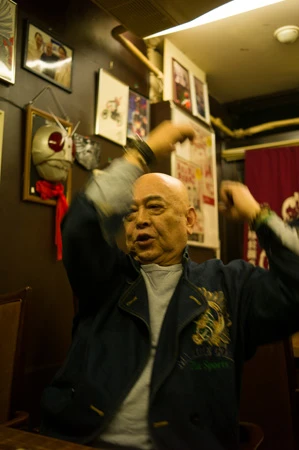 変身ポーズの話を始めると、ついつい手も動いてしまう佐々木さん