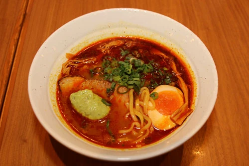 名古屋コーチンをじっくり炊いた旨みのあるスープに、スパイスの香りが食欲をそそる「華麗（カリー）なるスパイスそば 初夏の香」