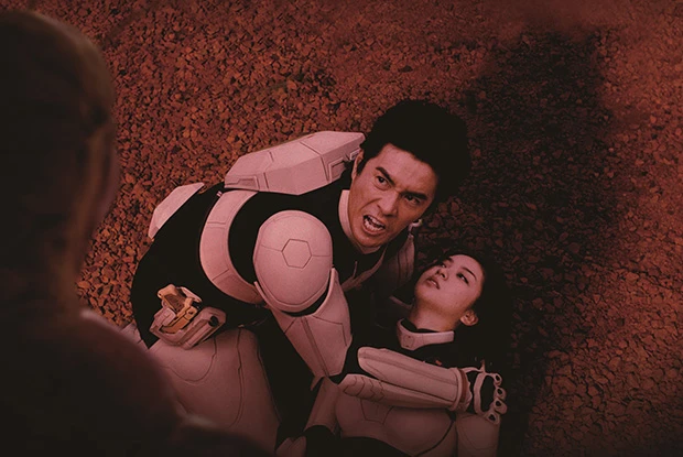 火星移住を計画した人類が、５００年前に火星に送ったある生物の駆除をするため、ワケありの日本人１５人を火星に送り込むのだが……。出演／伊藤英明、武井咲、山下智久ほか　（Ｃ）貴家悠・橘賢一／集英社　（Ｃ）２０１６映画「テラフォーマーズ」製作委員会