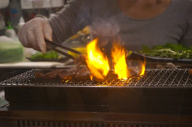 焼き場の様子をじっくり眺められるのもコの字酒場の醍醐味