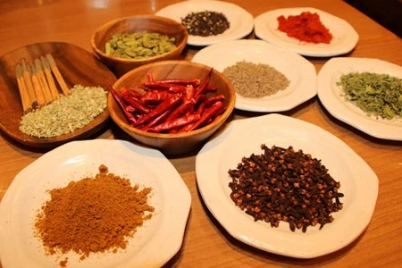 ガラムマサラやクローブなど10種以上のスパイスが、スープと調和するため、“スパイスそば”と命名