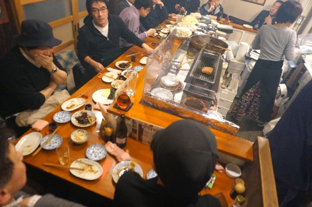 東京・新橋『美味ぇ津゛(うめづ)』のコの字カウンター。店を切り盛りするご夫婦の手作りだという