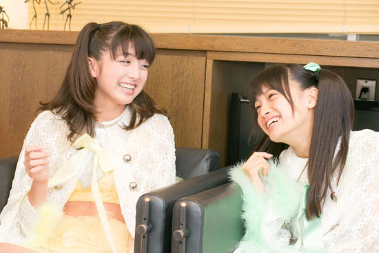 ふたりで盛り上がる中学生コンビのヒマワリとリーナ