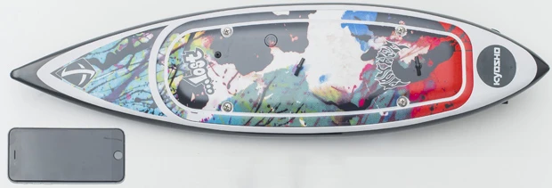 ボードの全長は66cmで、iPhone6sと比較すると写真のような感じ。かなりの大サイズです!