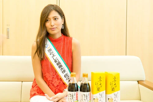  名物の「柚子ぽん酢　東みよしの料理人」を持ち込みＰＲする気満々の佐々木