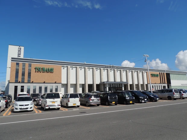  今回の決戦の地「ビックつばめ郡山店」。パチンコ・パチスロ１０００台が設置され、とにかくデカい！