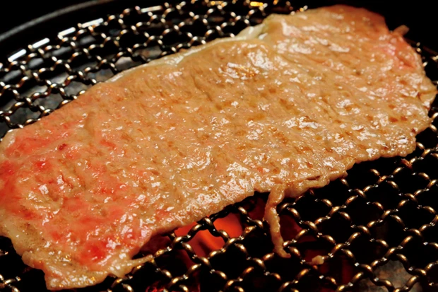 すぐに火が通る焼きしゃぶはこのくらいの焼き加減で。タレは大根おろし、わさび、ニンニクという三様の薬味を添えたものをお好みで