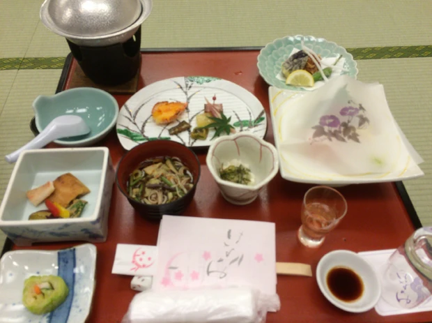 今回参加者全員が食べた豪華な夕食。お酒は飲み放題！