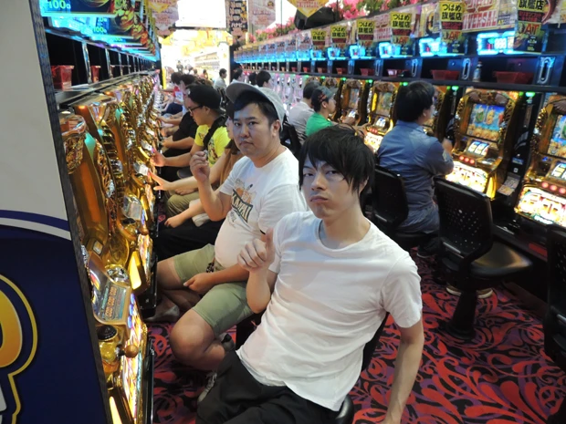  （手前から）ＬＬＲの福田恵悟、とにかく明るい安村。２人とも「ミリオンゴット－神々の凱旋－」を打っていたが、結果は……！？