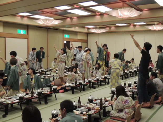 宴会中、記念グッズを獲得できるじゃんけん大会なども行われ、大盛り上がり！