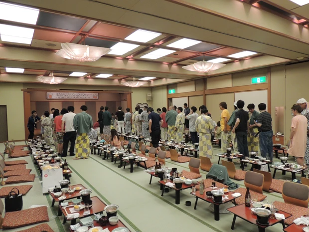 宴会終了後、芸人やパチンコライターとの写真を撮るために並ぶ参加者たち