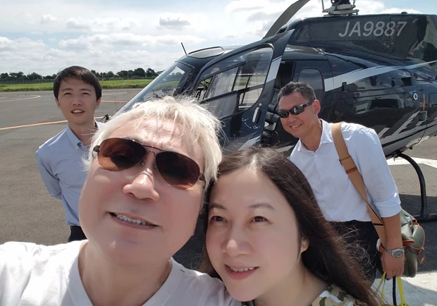  ヘリポートで記念撮影。“ポケモン爆撃作戦”に、ワクワクが止まらないかっちゃん