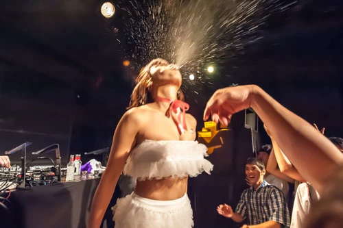 口に入れたスミノフはキレイに霧状に…