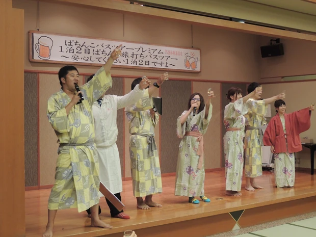  磐梯熱海温泉「華の湯」に到着後、浴衣に着替え、全員でカンパーイ！