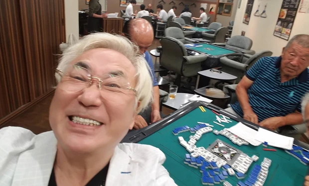  仲間たちとマージャン中のかっちゃん。「『ポケモンGO』よりマージャンのほうが面白い」とのこと。比較対象が微妙に間違っている気もします！