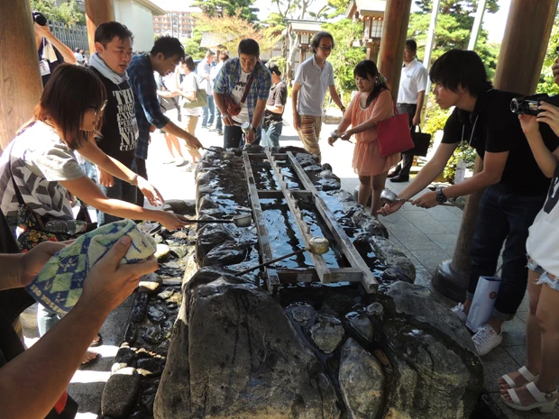 開成山大神宮に到着後、まずは全員で手を清めた