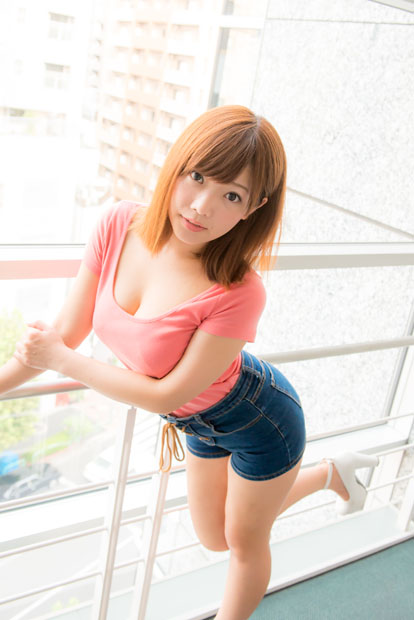衝撃ジャケットでメジャーデビューした藤田恵名ちゃんが編集部にPRしに来てくれた!