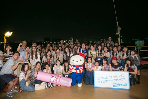  レインボーブリッジや都心の夜景をバックに三戸も参加者と記念撮影