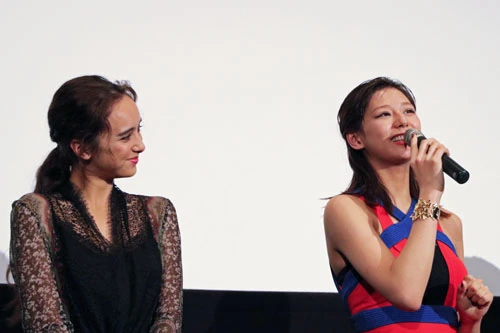 西内がまたネタバレしないか、ニヤけながら見守る石田