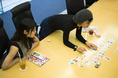 おっぱい愛の詰まった「おっぱいトランプ」について、身を乗り出し、熱く語るふたり