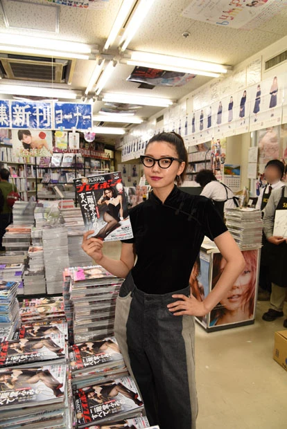 「書泉ブックタワー」の売り場でサインした「週プレ」を手にする二階堂