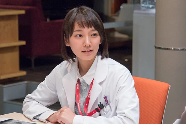 知識は豊富だが、現場では未熟な面を見せる綾香（Ｃ）カンテレ