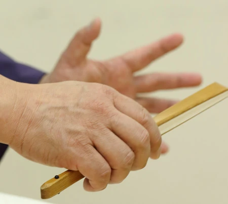 落語家は「扇子」を「風」と呼ぶ。箸から刀まであらゆるモノに見立てる最強の小道具だ